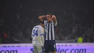 Talleres volvió a perder como local, 1 a 0 frente a Vélez. Federico Girotti no lo puede creer (Nicolás Bravo / La Voz).