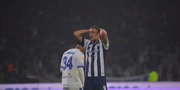 Talleres volvió a perder como local, 1 a 0 frente a Vélez. Federico Girotti no lo puede creer (Nicolás Bravo / La Voz).