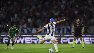 De penal, y con la cabeza puesta en Talleres, Federico Girotti anotó el 2-0 ante Sarmiento (Facundo Luque / La Voz).