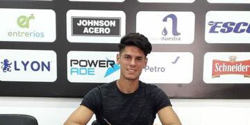 Iván Chaves firmó su primer contrato profesional hasta diciembre de 2023 con Patronato