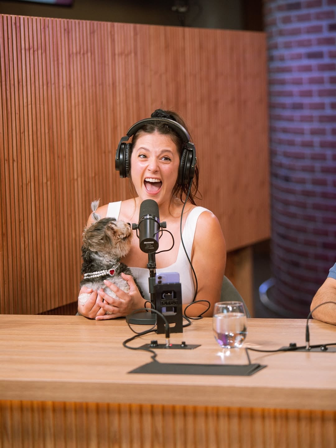 Carla Quevedo apostó por un top ultra diminuto y un accesorio tendencia para este verano