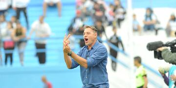 Dos más, parece decir Hernán Medina. Este domingo Racing va por la semi ante Chaco (foto Javier Ferreyra).