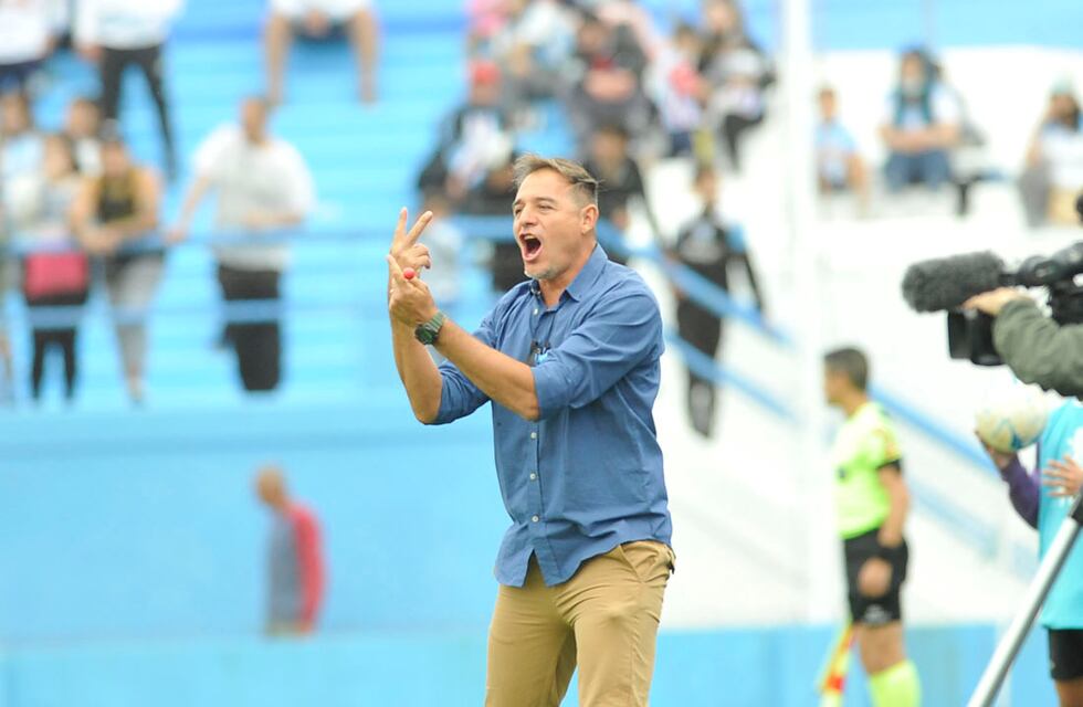 Racing de Nueva Italia viajó para jugar la semifinal, con la misma formación