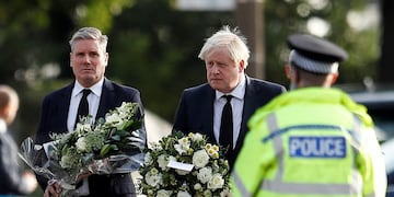 Boris Johnson, y el jefe del partido de oposición laborista Keir Starmer, depositaron juntos coronas de flores en el lugar del ataque