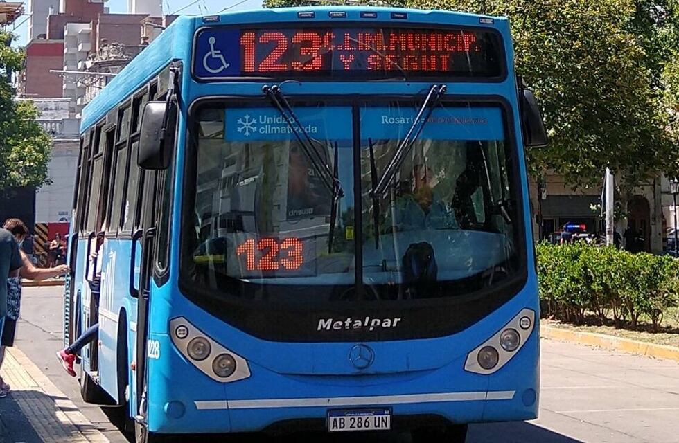 Rosario y la ciudad de Santa Fe aumentarán el boleto de colectivo urbano a $120 a partir del lunes