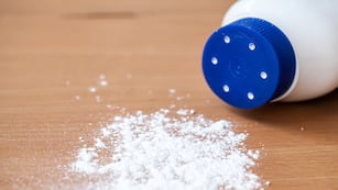 El talco es una opción sencilla y económica para mantener el colchón fresco y libre de olores en el dormitorio.