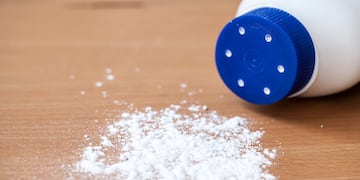 El talco es una opción sencilla y económica para mantener el colchón fresco y libre de olores en el dormitorio.