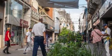 La Municipalidad de Rosario colocó toldos para "disminuir las temperaturas".