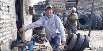 En la gomería, así se gana la vida el joven estudiante.