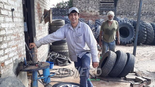 En la gomería, así se gana la vida el joven estudiante.