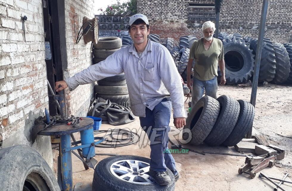 Trabaja en una gomería y está a punto de recibirse de abogado