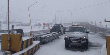 Paso Cristo Redentor permanecerá cerrado provisoriamente este sábado 24, por las intensas tormentas de nieve que azotan el sector de la frontera.
