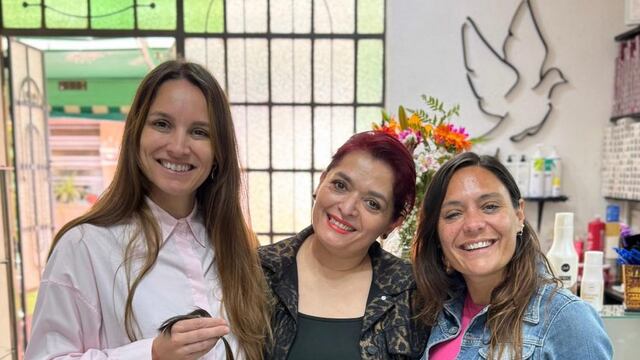 Las concejalas María Paz Caruso y Valeria Soltermam donaron pelo en una campaña para elaborar pelucas encabezada por Paloma Peluquería (centro)