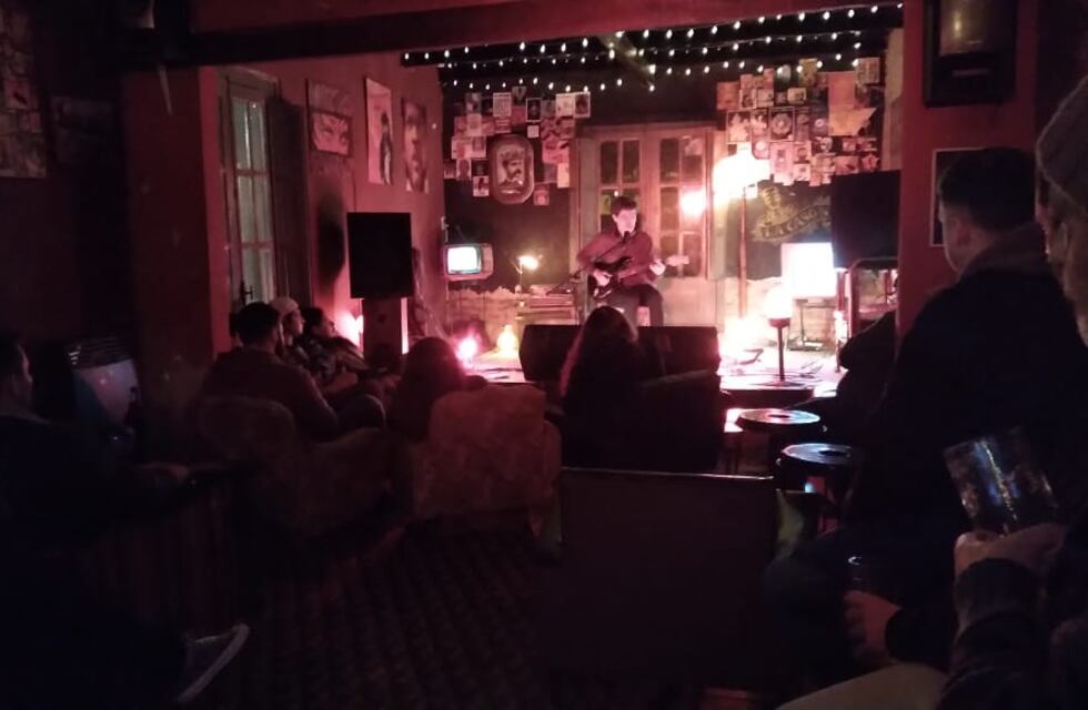 Javier Pittorino tocó en Arroyito y dejó en claro el mensaje de independencia y respeto hacia la música