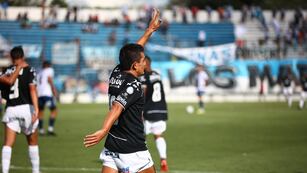 Luis “Pulga” Rodríguez festeja su tercer gol en el torneo y que significó la victoria de Gimnasia de Jujuy.