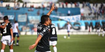 Luis “Pulga” Rodríguez festeja su tercer gol en el torneo y que significó la victoria de Gimnasia de Jujuy.