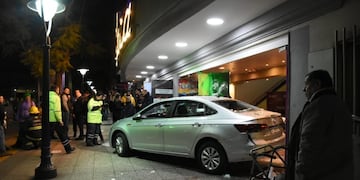 Un conductor perdió en control e impactó contra el Teatro Plaza/ Mariana Villa.