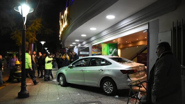 Un conductor perdió en control e impactó contra el Teatro Plaza/ Mariana Villa.