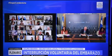 La Dra. Elizabeth Gómez Alcorta; el Ministro de Salud de la Nación: Dr. Ginés González García y la Secretaria Legal y Técnica de la Nación: Dra. Vilma Ibarra. (Foto: Juan Carlos Cárdenas / Comunicación Senado)