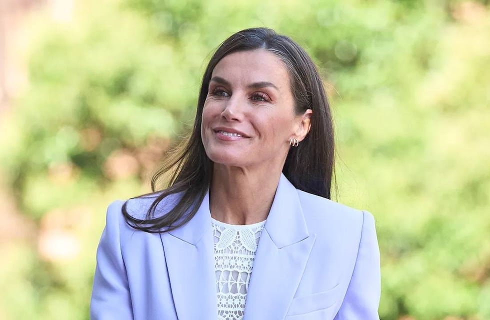 Letizia Ortiz mostró cómo llevar un trench de la manera más canchera y elegante