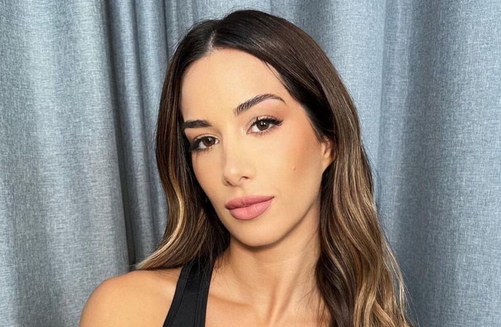 El día que Estefi Berardi posó en microbikini violeta desde Brasil y enamoró con sus curvas