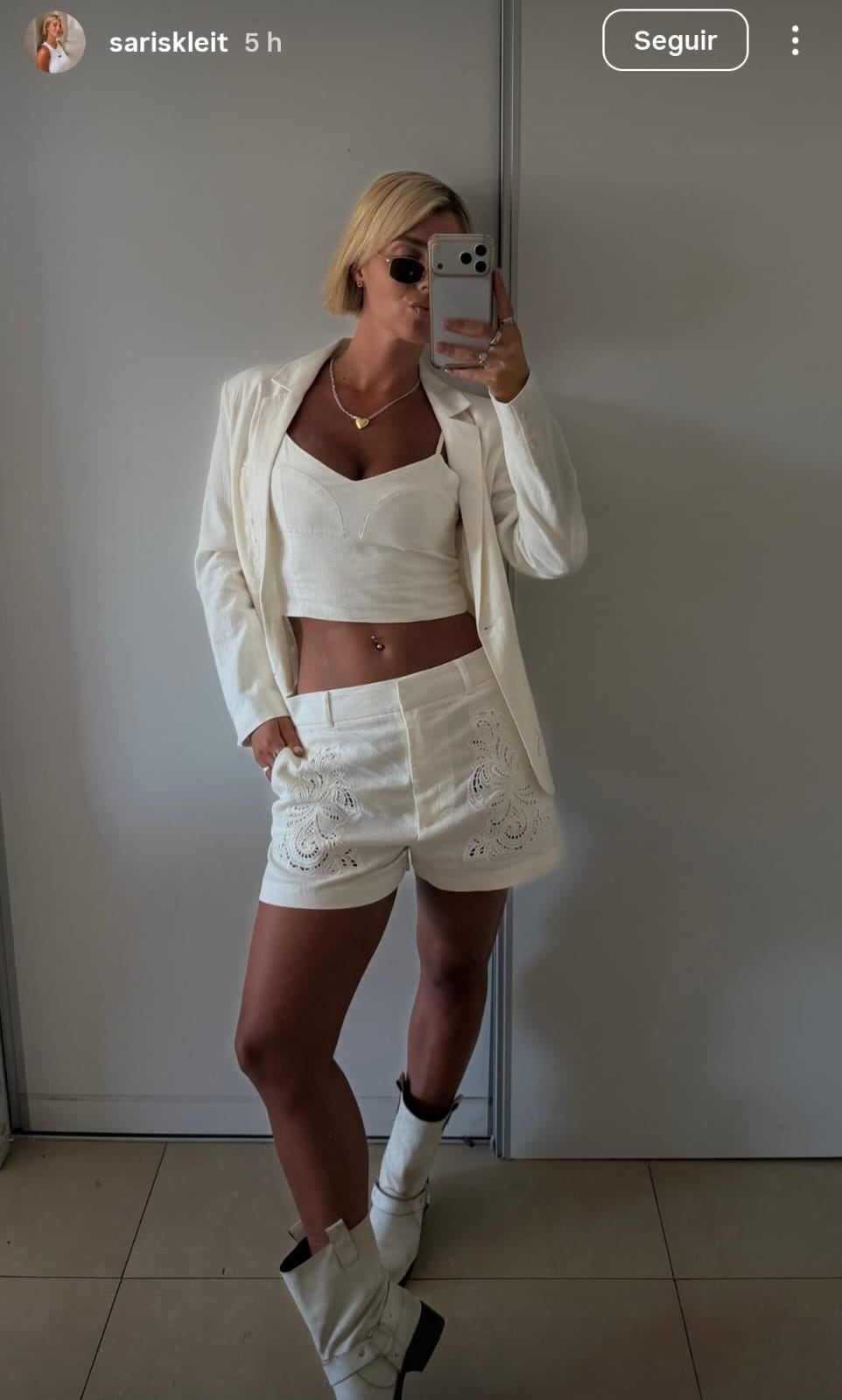 Sara Sklate, la periodista de River, sorprendió en Instagram con un look de noche total white y mostró su piercing más oculto