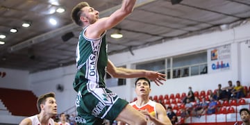 Gastón Córdoba tuvo un gran primer tiempo en el duelo entre Atenas y San Martín de Corrientes, por el Súper 20 en el Sandrín. (Foto: La Liga Contenidos)