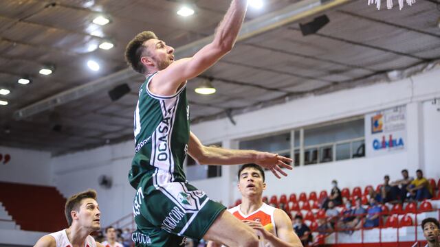 Gastón Córdoba tuvo un gran primer tiempo en el duelo entre Atenas y San Martín de Corrientes, por el Súper 20 en el Sandrín. (Foto: La Liga Contenidos)