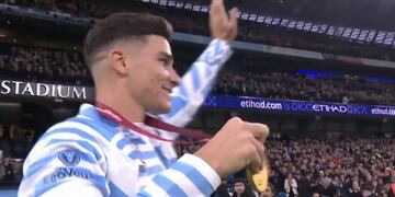 Julián Álvarez fue recibido por una multitud en Manchester.