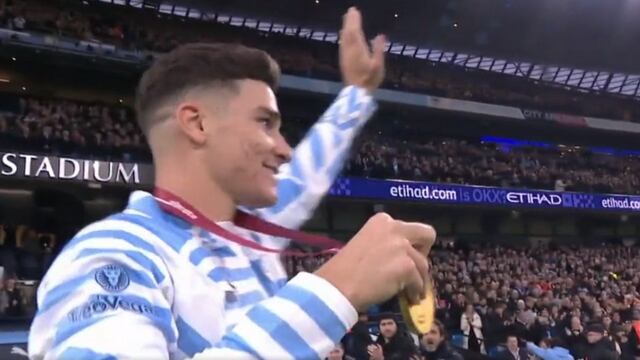 Julián Álvarez fue recibido por una multitud en Manchester.