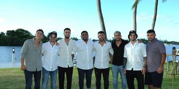 El Kun Agüero junto con sus familiares. Sus hermanos se apellidan Del Castillo, al igual que su padre.