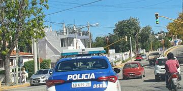 Móvil de la Policía de Córdoba por una de las arterias de Villa Carlos Paz. (Foto: ilustrativa / VíaCarlosPaz).