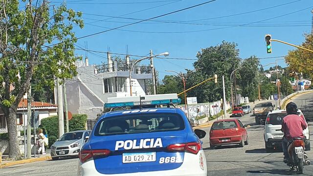 Móvil de la Policía de Córdoba por una de las arterias de Villa Carlos Paz. (Foto: ilustrativa / VíaCarlosPaz).