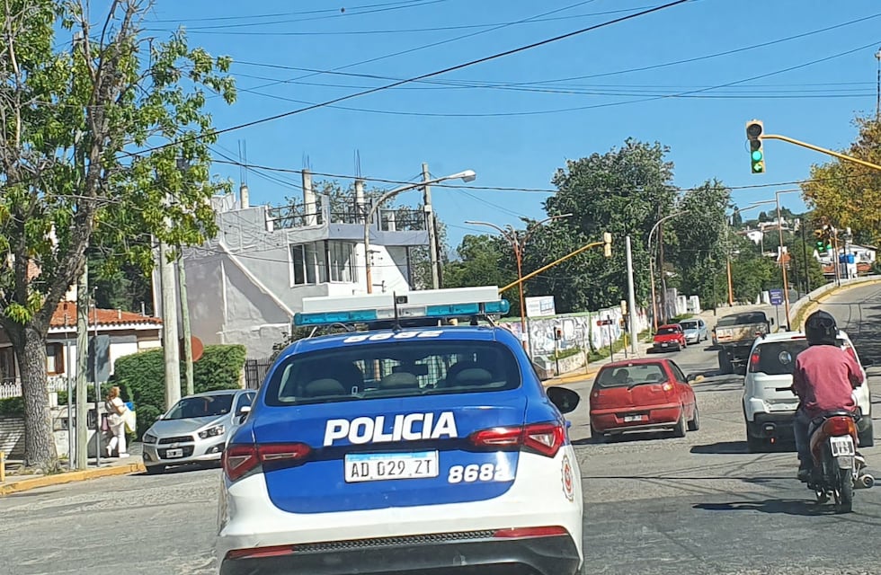 Detuvieron a un hombre en Carlos Paz: llevaba en su auto una réplica de arma y electrodomésticos