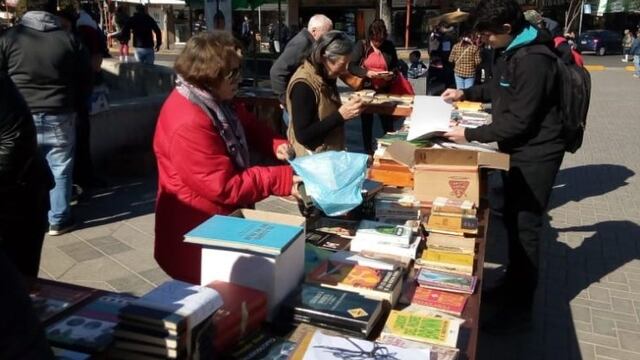 Feria del Libro Usado en la plazoleta del Reloj Cucú de Villa Carlos Paz, hacia fines de julio de 2019.