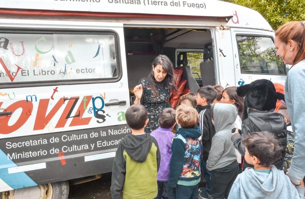 El “Bibliomóvil” visitó la Colonia Municipal Verano 2024