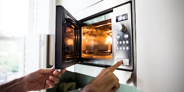Cuáles son los 6 alimentos que no deben meterse en el microondas.