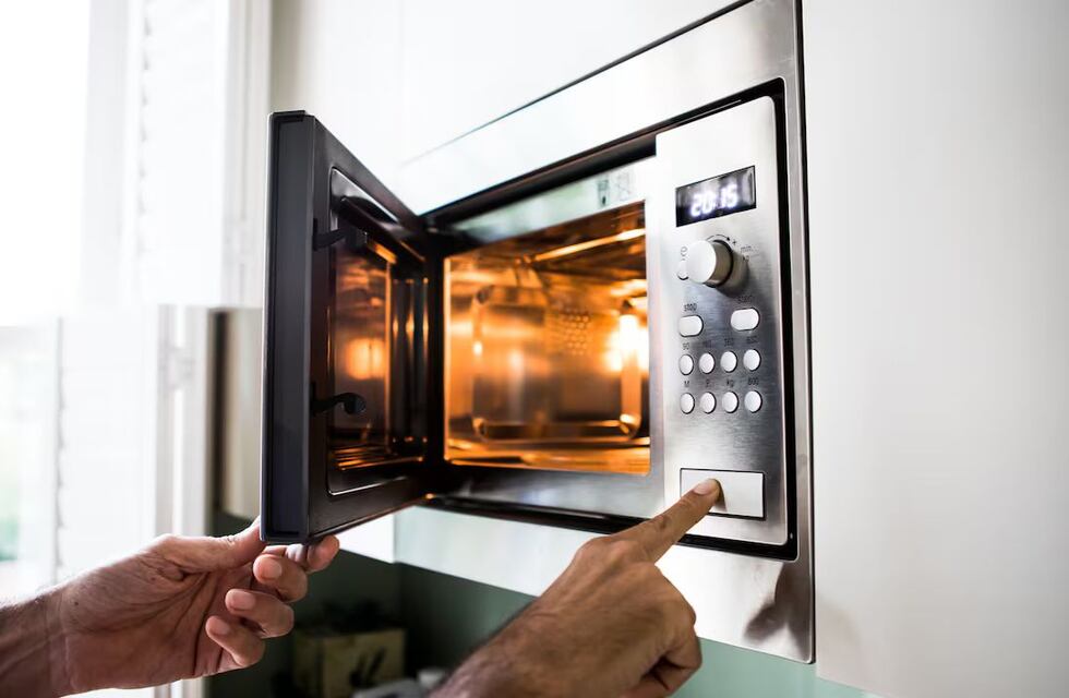 Los 6 alimentos que los expertos aconsejan no recalentar en el microondas