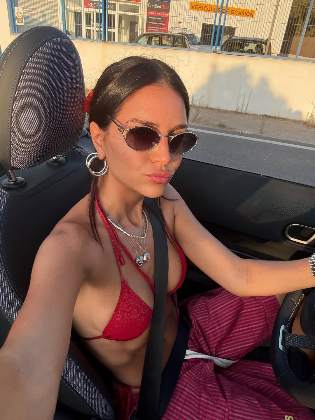 Zaira Nara eligió una microbikini color cherry pie y la presumió en distintas poses bajo el sol