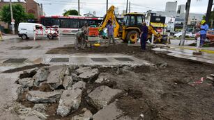 Obreros trabajando en el socavón de avenida Vélez Sársfield por el socavón provocado por la lluvia (archivo La Voz).