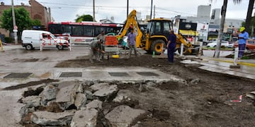 Obreros trabajando en el socavón de avenida Vélez Sársfield por el socavón provocado por la lluvia (archivo La Voz).