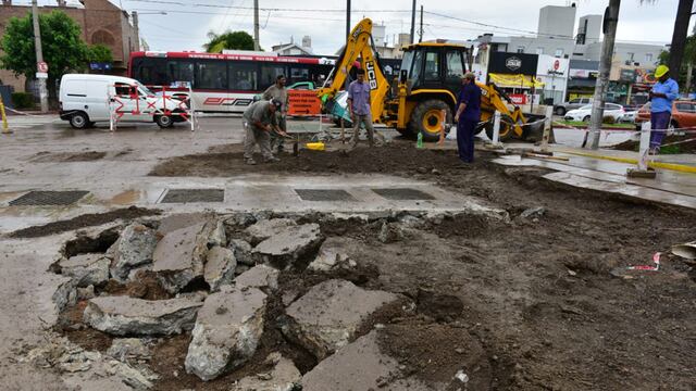 Obreros trabajando en el socavón de avenida Vélez Sársfield por el socavón provocado por la lluvia (archivo La Voz).