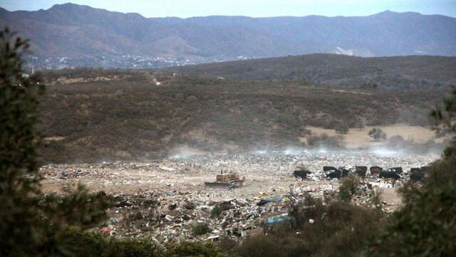 Contaminación. El basural a cielo abierto, cercano a Cosquín, donde siete municipios tiran su basura. (La Voz)