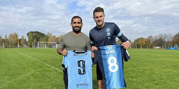 De capitán a capitán, Gastón Revol y Pablo Vegetti intercambiaron camisetas (Prensa Belgrano).