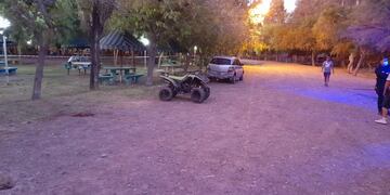 El hombre manejaba un cuatriciclo e impactó primero contra un auto estacionado y luego contra un árbol.