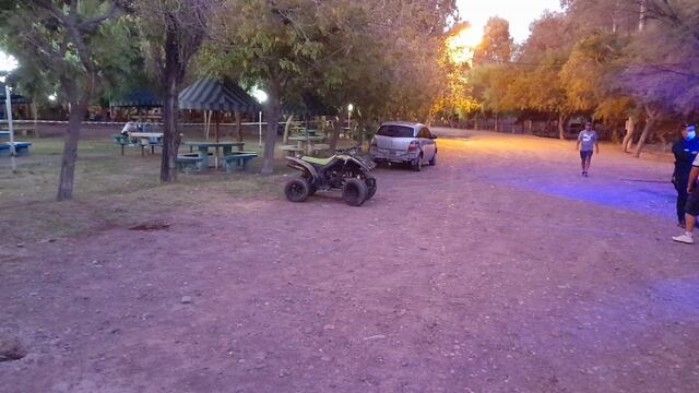 El hombre manejaba un cuatriciclo e impactó primero contra un auto estacionado y luego contra un árbol.