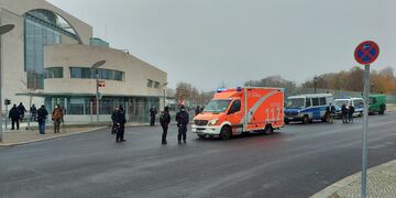 Un auto irrumpió en la sede de la cancillería alemana (Foto: Twitter @SputnikMundo)