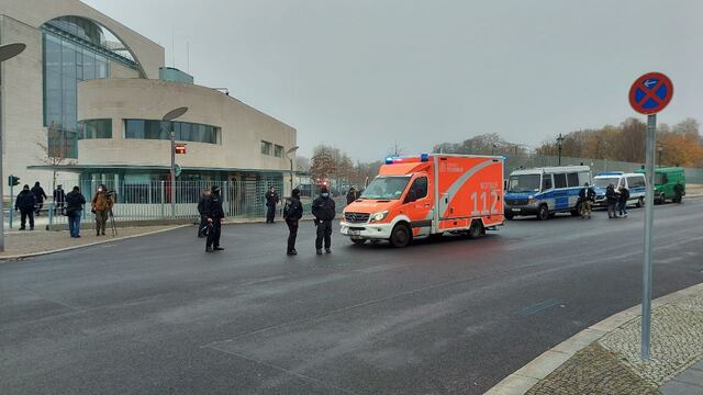 Un auto irrumpió en la sede de la cancillería alemana (Foto: Twitter @SputnikMundo)