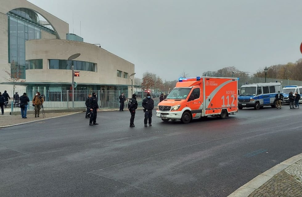 Alemania: un auto con pintadas “anti-globalización” chocó contra la puerta de la cancillería