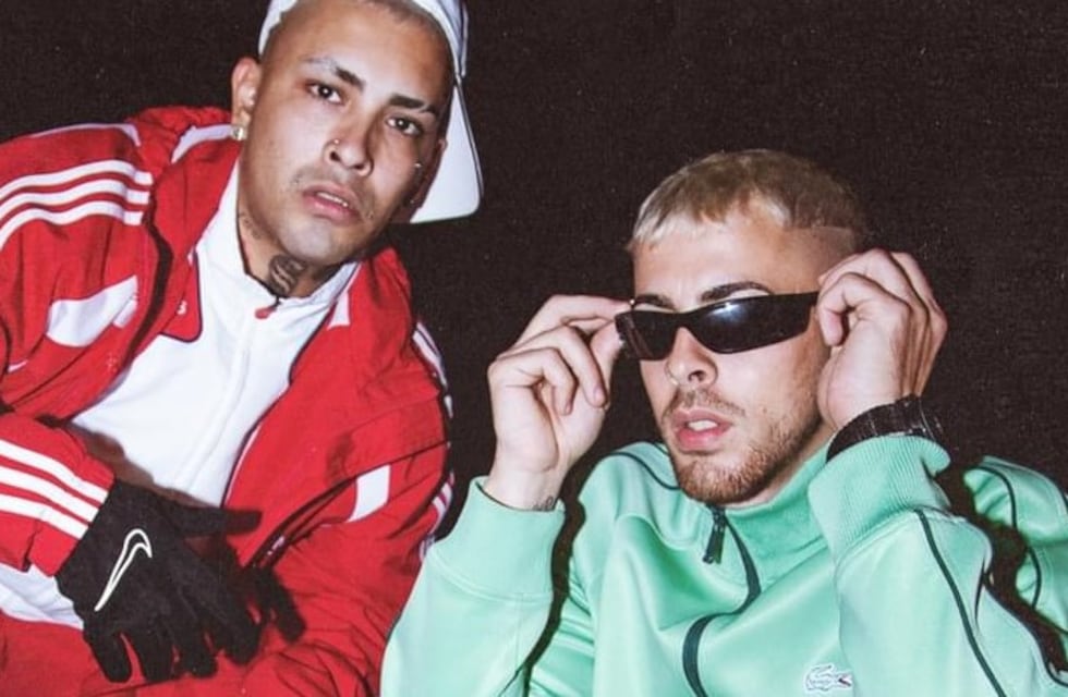 J Rei y Callejero Fino festejaron el disco de platino de “Tu Turrito” con una multitud de fans en la calle